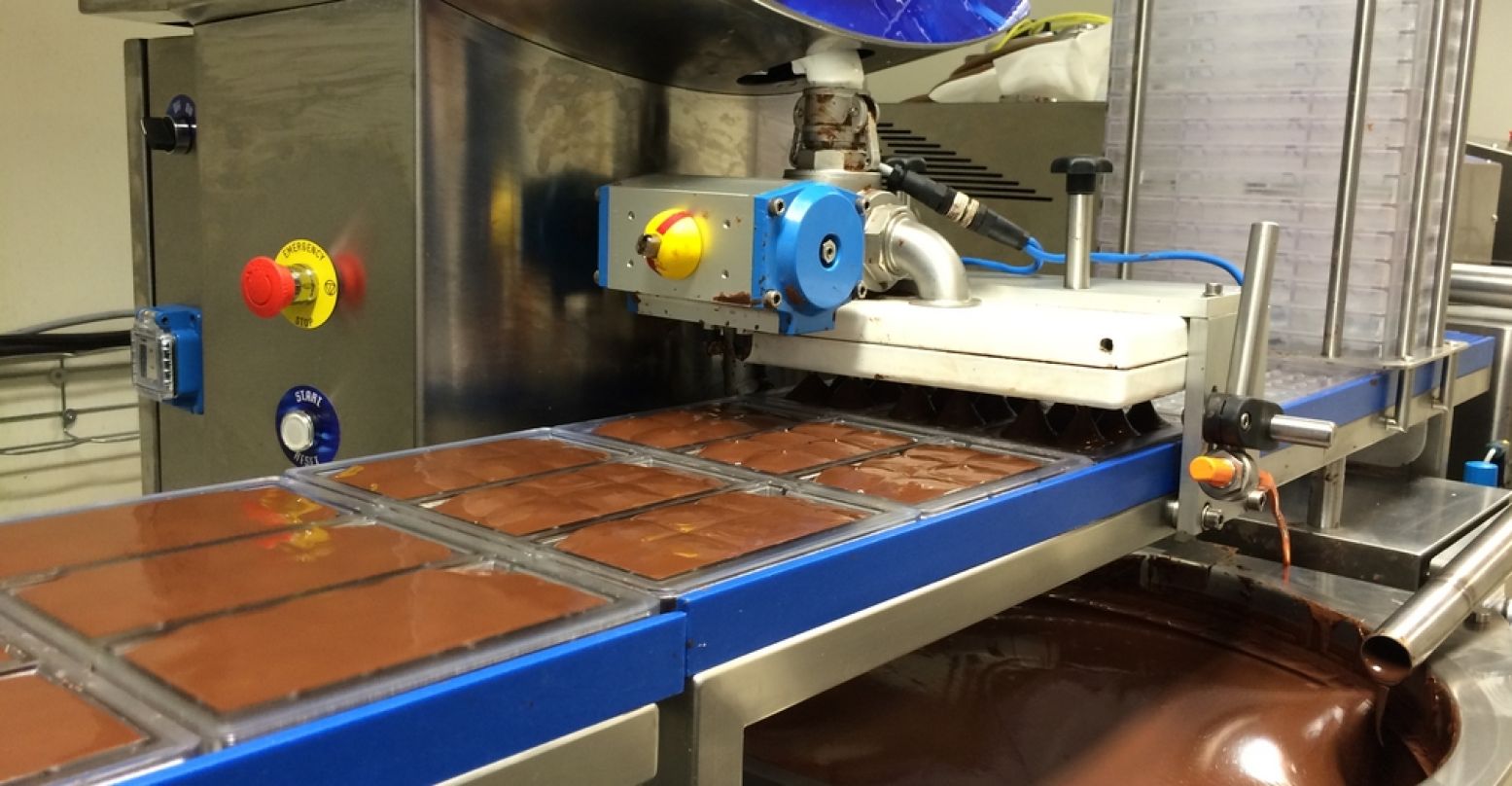 Geen chocoladerivier met waterval, maar wel vloeibare chocolade die in de vormen stroomt. Foto: Chocolatemakers