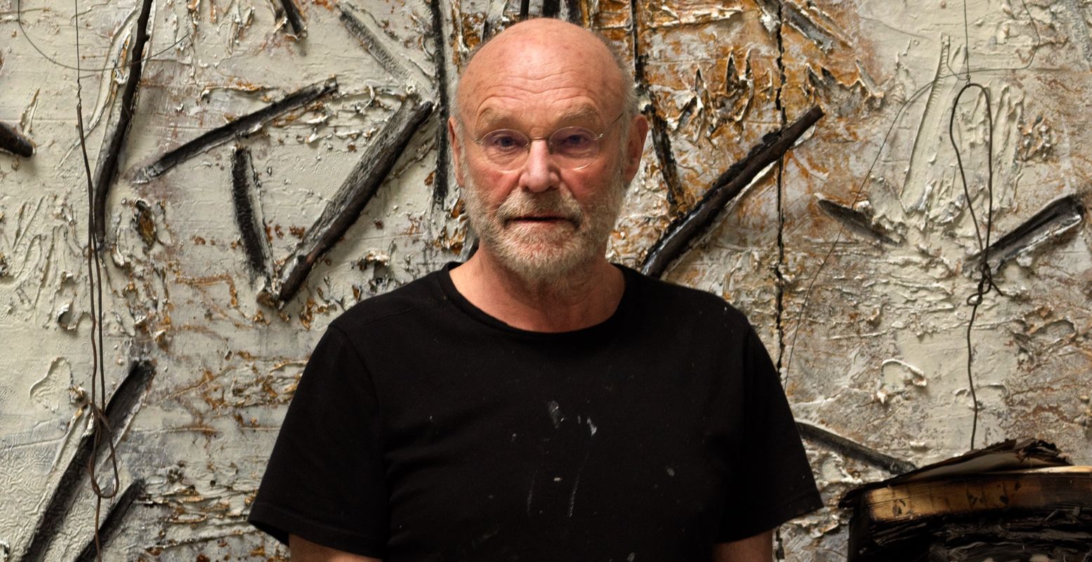 Anselm Kiefer voor één van zijn werken. Foto: Georges Poncet, 2022