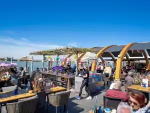 Saus eten en drinken Vakantiegevoel op het kleurige strandterras van Saus. Foto: Saus eten en drinken
