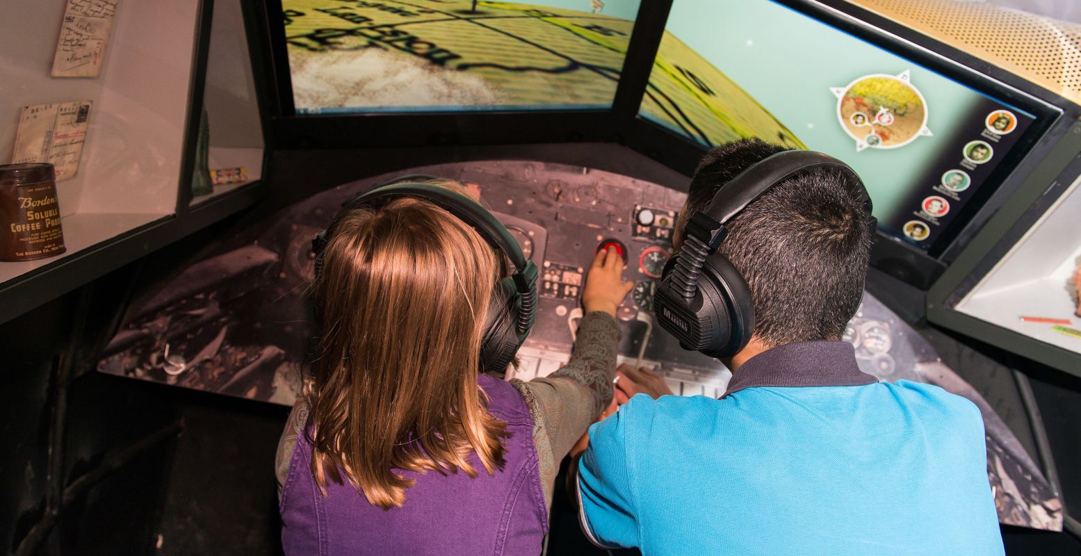 In de cockpit van het vliegtuigwrak in Verzetsmuseum Junior. Foto: Verzetsmuseum Amsterdam