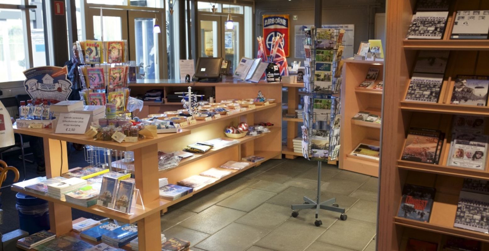 De museumwinkel ligt vol souvenirs en boeken rondom de Tweede Wereldoorlog. En alles moet op! Foto: Archief Bevrijdingsmuseum Groesbeek.
