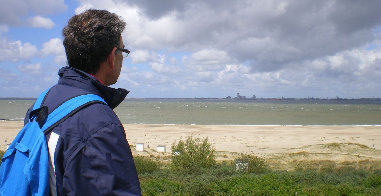 Vanuit de duinen van Zeeuws-Vlaanderen heb je mooi zicht op 'de overkant' met Vlissingen. Foto: DagjeWeg.NL © Tonny van Oosten