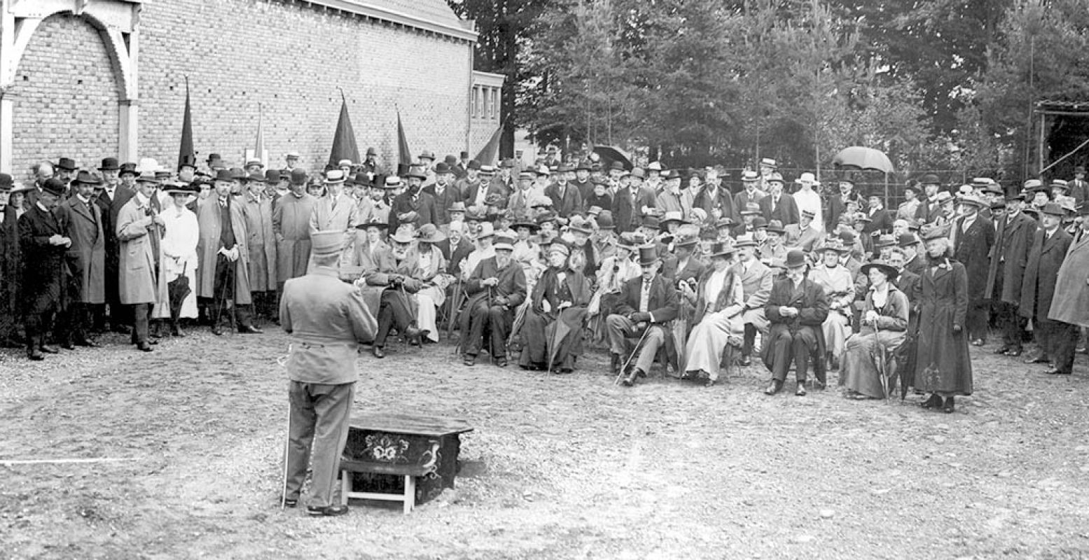 Foto van de opening van het Nederlands Openluchtmuseum. De openingsrede werd gehouden door generaal F. A. Hoefer, voorzitter van de Vereeniging Het Nederlandsch Openluchtmuseum, ter gelegenheid van de opening van het Nederlands Openluchtmuseum op 13 juli 1918. Foto: Nederlands Openluchtmuseum.