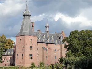 Met De Blauwe Bever varen naar kasteel Doorwerth. kasteel Doorwerth foto: Cees van Doodeweerd