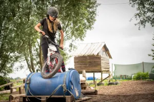 Stal Oostwal Wie durft met de trialbike over de hindernisbaan? Foto: Stal Oostwal © Reinout van Roekel