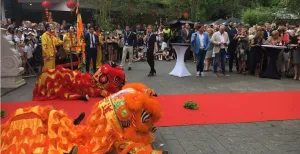 Panda_s Ouwehands maken hun entree voor publiek Een traditionele Chinese openingsceremonie voordat de deuren naar Pandasia opengaan. Foto: Redactie DagjeWeg.NL