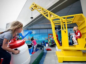 Aan het werk op de werf. Maritiem Museum Â© Mike Bink