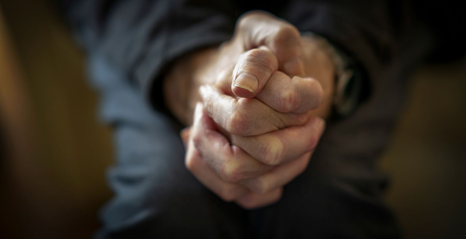 De handen van Jos, een ex-COVID patiënt en client in GGZ Breburg. Foto: Museum van de Geest © Inge Hondebrink