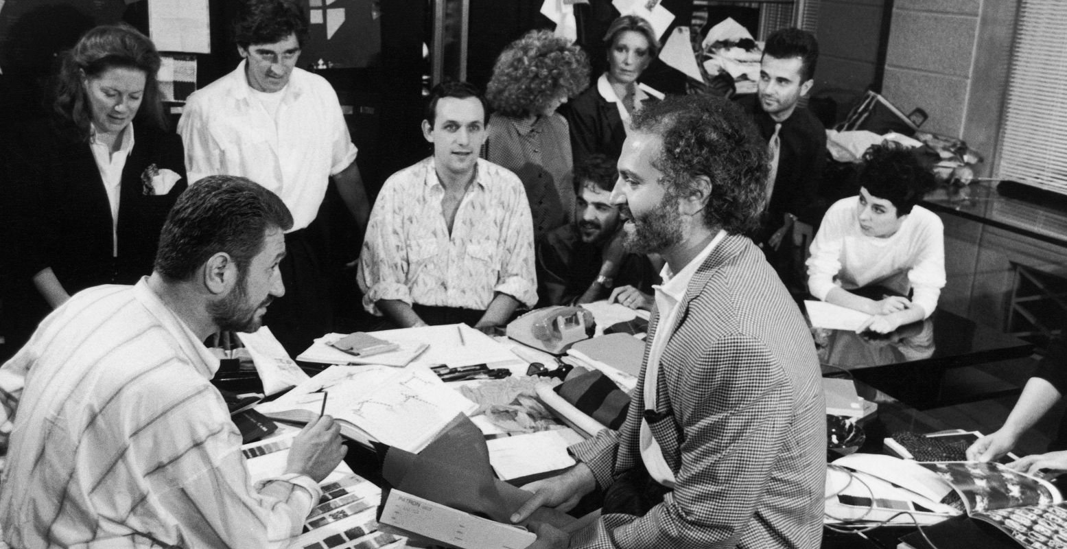 David Lees, Gianni Versace en studio medewerkers, 20 september 1986. Foto: © David Lees/ Chronicle Collection/ Getty Images