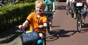 Stap op de fiets tijdens de Drentse Fietsvierdaagse Onderweg staan er allerlei leuke activiteiten op de kinderen te wachten. Foto: Drentse Fiets4Daagse.