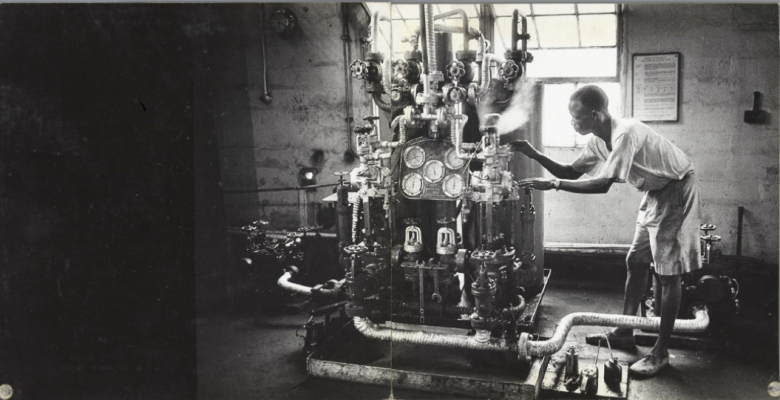 Ed van derâ€¯Elsken, 'Man en machine'. Arbeider op de werf,â€¯Burutu, Nigeria, 1959. Ontwikkelgelatinezilverdruk/ gelatinâ€¯silverâ€¯print. Spread uit de dummy van het fotoboekâ€¯Sweetâ€¯Life, vââr 1966. Foto: Rijksmuseum © Ed van der Elsken