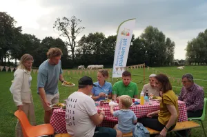 Diner zaterdag 26 juli in Vortum-Mullem. Fotobeschrijving: Diner. Foto: (c) Het Land van Cuijk.