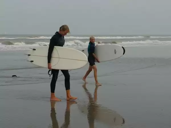 Surfen op het strand. Surfen op het strand.