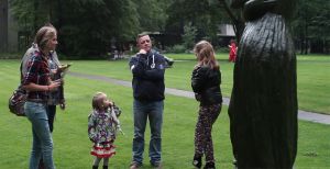 Over de foto: Wie imiteert La grande Pénélope het beste? Foto's: Lauri van Bodegraven. Wie imiteert La grande Pénélope het beste? Foto's: Lauri van Bodegraven.