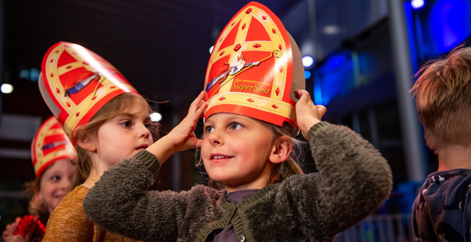 Kinderen kraken de kluis van SuperSint en leren ondertussen andere mensen te helpen. Foto: Limburgs Museum