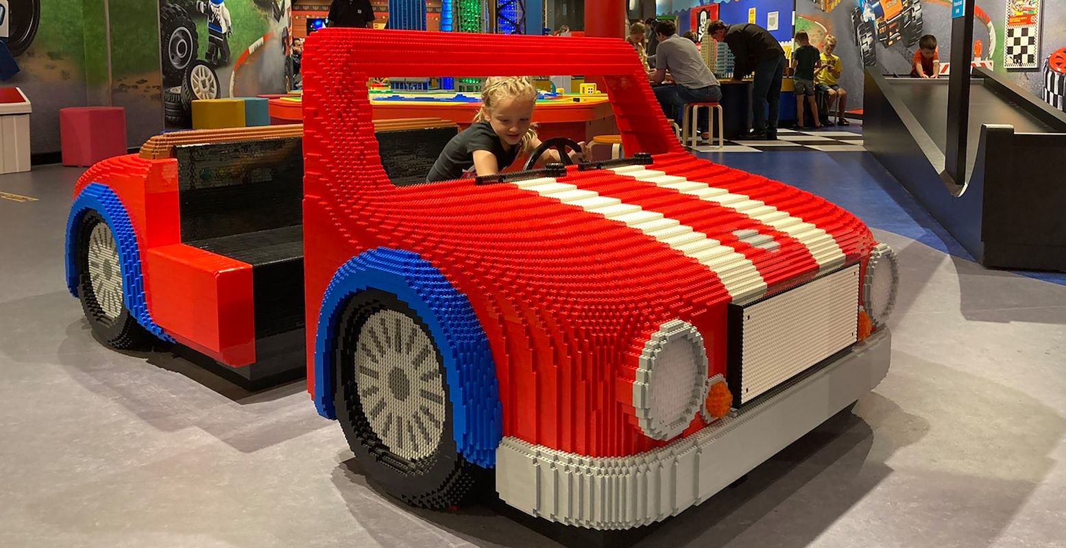 Bekijk mooie kunstwerken van LEGO® in LEGOLAND® Discovery Centre Scheveningen en speel naar hartenlust. Foto: DagjeWeg.NL