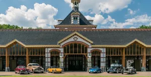 Elegante oldtimers en koninklijke klassiekers rijden rond bij Paleis Het Loo