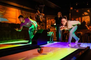Gooi een strike op de Glowbowlingbaan. Foto: Hollywood Entertainment Center ©