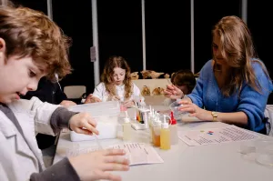 Word onderzoeker in de knutsel en experimentenzaal Maak je eigen badzout. Fotograaf: Denise Jans.