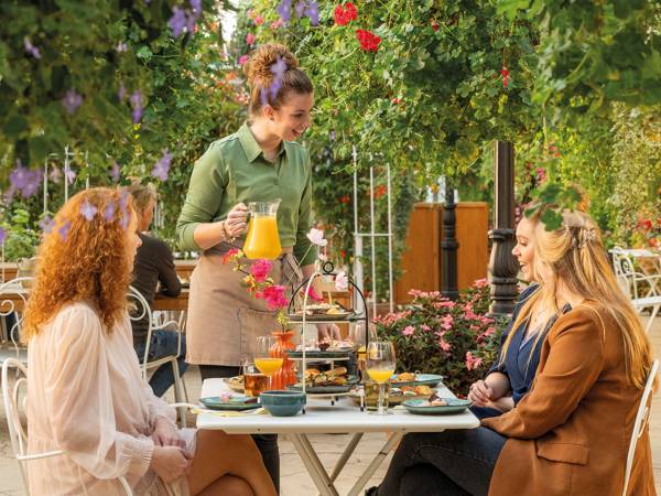Geniet van een lunch in de bloementuin Foto: Pantropica