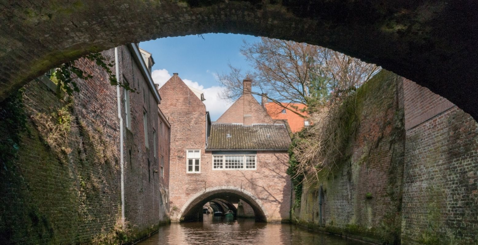 De leukste manier om historisch Den Bosch te ontdekken, is in een bootje vanaf de Binnendieze. Foto: Kring Vrienden van 'sâ€‘Hertogenbosch, Studio Van Elten 's-Hertogenbosch