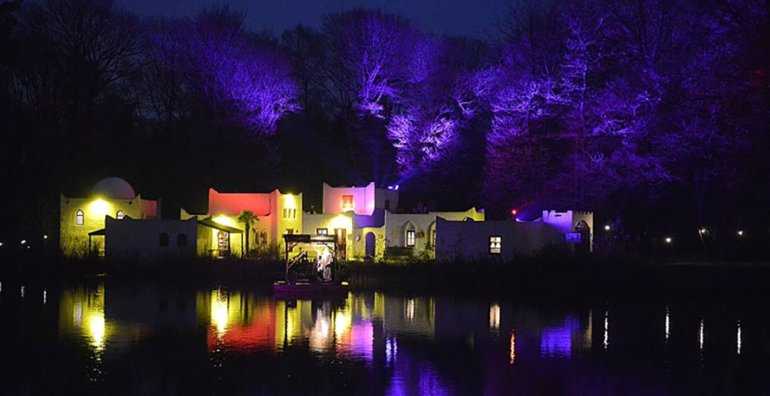 Een prachtig verlicht dorpje in Museumpark Orientalis tijdens Feest van het Licht. Foto: Museumpark Orientalis