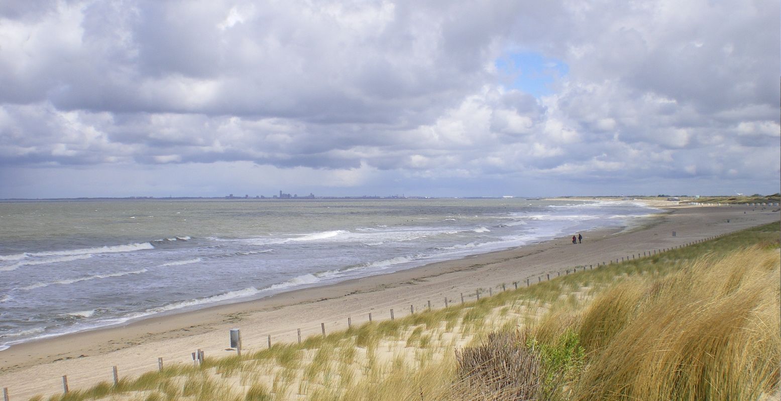 Eindeloos wandelen op de stranden langs de Noordzee, met zicht op Vlissingen. Foto: DagjeWeg.NL © Henk Arendse