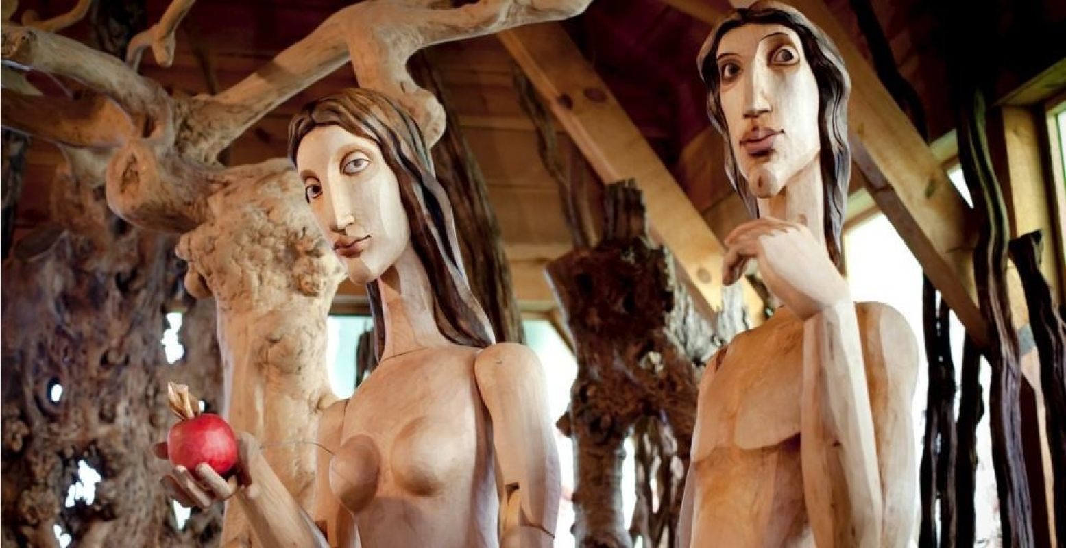Een uit hout gesneden Adam en Eva laten je in de VerhalenArk zien waar het allemaal begon. Foto: BigShip BV.