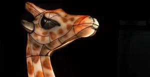 Romantiek en avontuur bij Burgers_ Light Niet van echt te onderscheiden, deze giraf. Foto: Burgers' Zoo