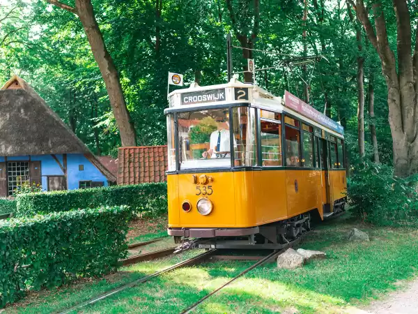 Neem de historische tram door het museumpark. Foto: Nederlands Openluchtmuseum © Remy Sapuletej