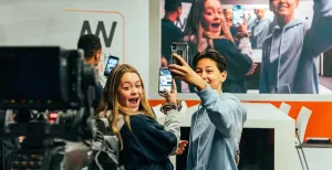 Neem een kijkje achter de schermen op het Media Park Leer presenteren op het NOS Journaalplein. Foto: Dutch Media Week