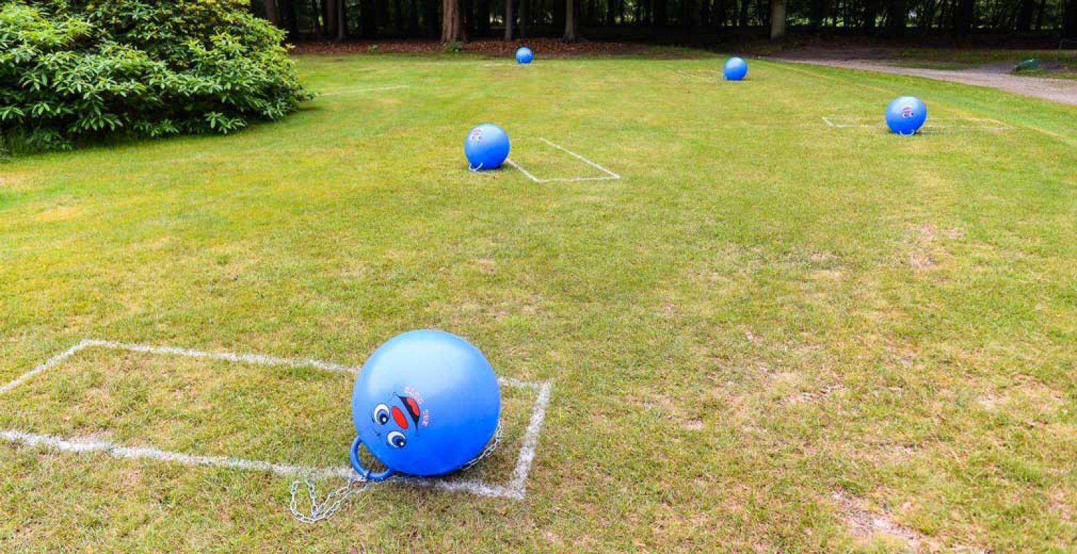 Spring rond op een skippybal met het vrolijke ballenspel van Martijn Engelbregt. Foto: Isidoor van Esch.