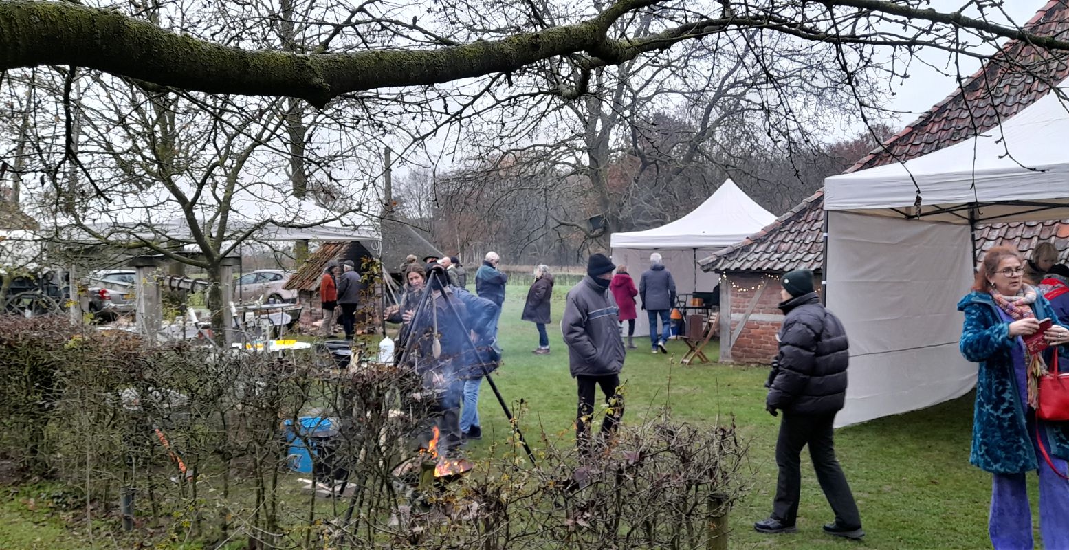 Er zijn weer veel leuke markten en braderieën in december. Zoals de sfeervolle Winterdag bij Museum De Lebbenbrugge. Foto: Loes Steinebach