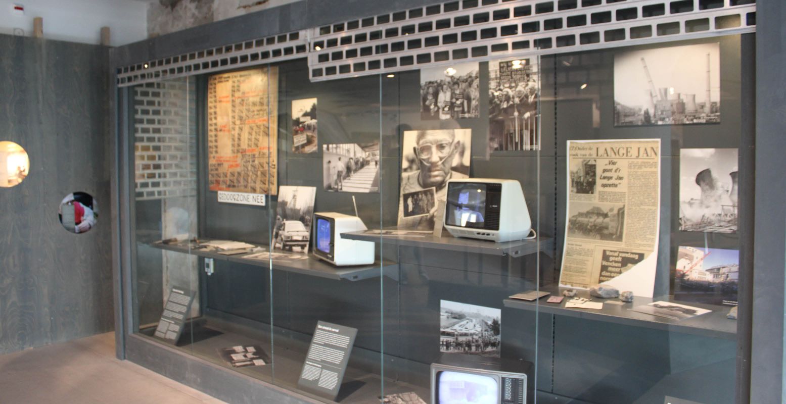 De vitrine met de beelden van de opstand na de sluiting van de mijnen. Foto: DagjeWeg.NL