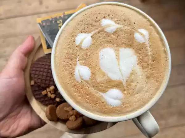 Geniet van een kopje koffie en bediening met een glimlach. Foto: Duinpark Paasdal