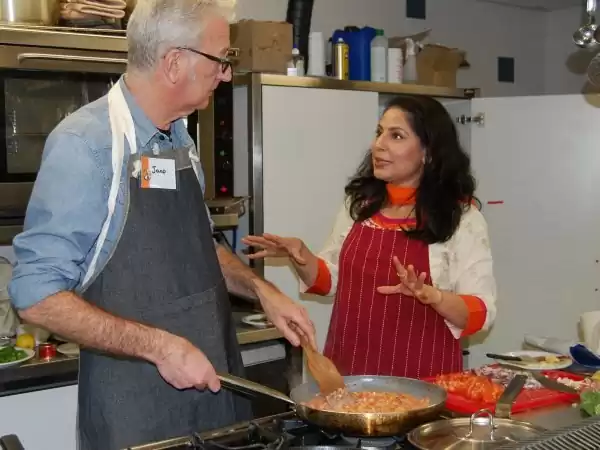 Chefkok Meenu legt alles geduldig uit. Foto: Indiase Kookcursus. Chefkok Meenu legt alles geduldig uit. Foto: Indiase Kookcursus.