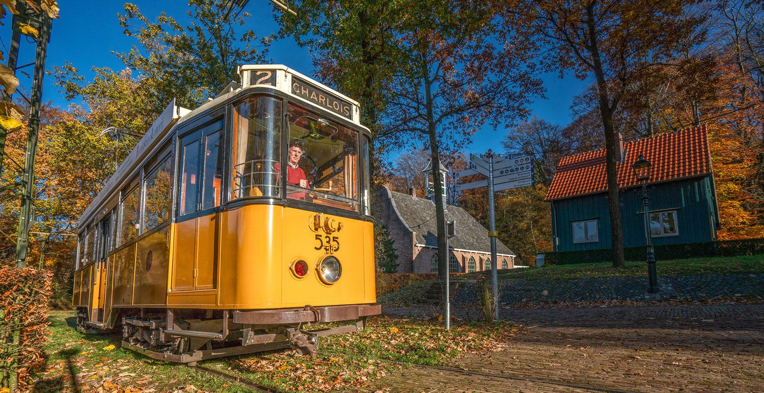 Bekijk het park vanuit de historische tram. Foto: Nederlands Openluchtmuseum @ Adrian Sommeling