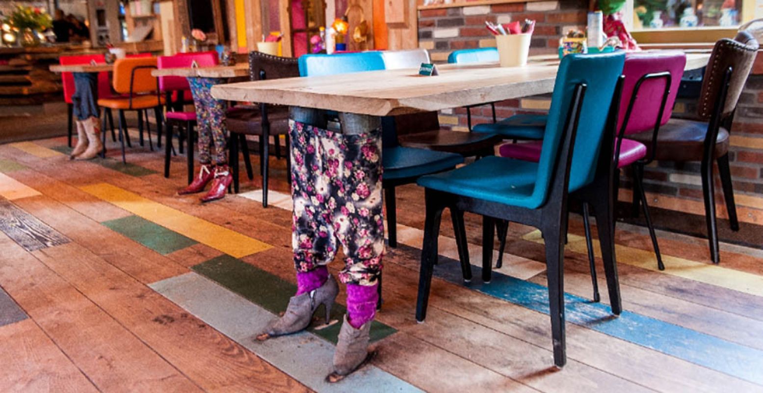 Tafels met magische benen! Houd je pannenkoek goed in de gaten... Foto: Pannenkoekhuis Hans & Grietje.