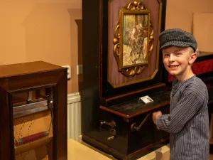 Zelf de Julianastraatpiano laten spelen (maar natuurlijk eerst even verkleden). Foto: Kijk & Luistermuseum