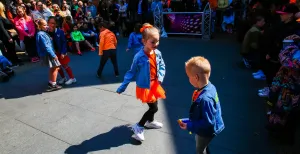 Geniet van een fantastische Koningsdag in deze leuke plaatsjes Koningsdag is een feest voor jong en oud. In Helmond zijn kinderen van harte welkom! Foto: Koningsfeesten Helmond © De Vaste Clique