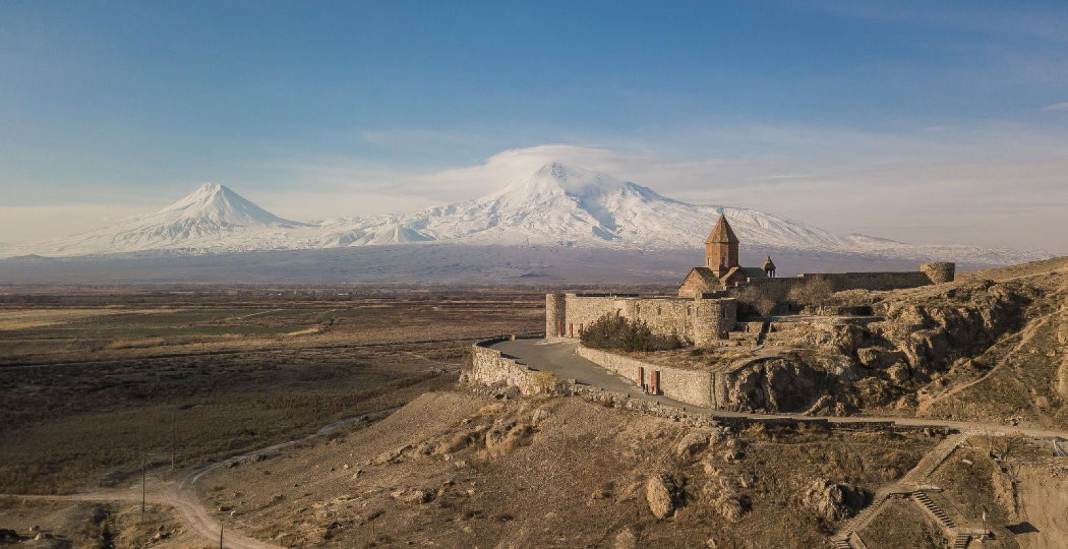 De tweekoppige Ararat met op de voorgrond Khor Virap, 2020. Foto: Hans Avontuur