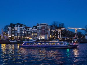 Samen cruisen door Amsterdam. Foto: Blue Boat Company