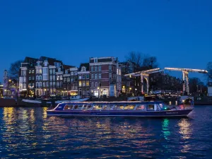 Amsterdam by night. Foto: Blue Boat Company