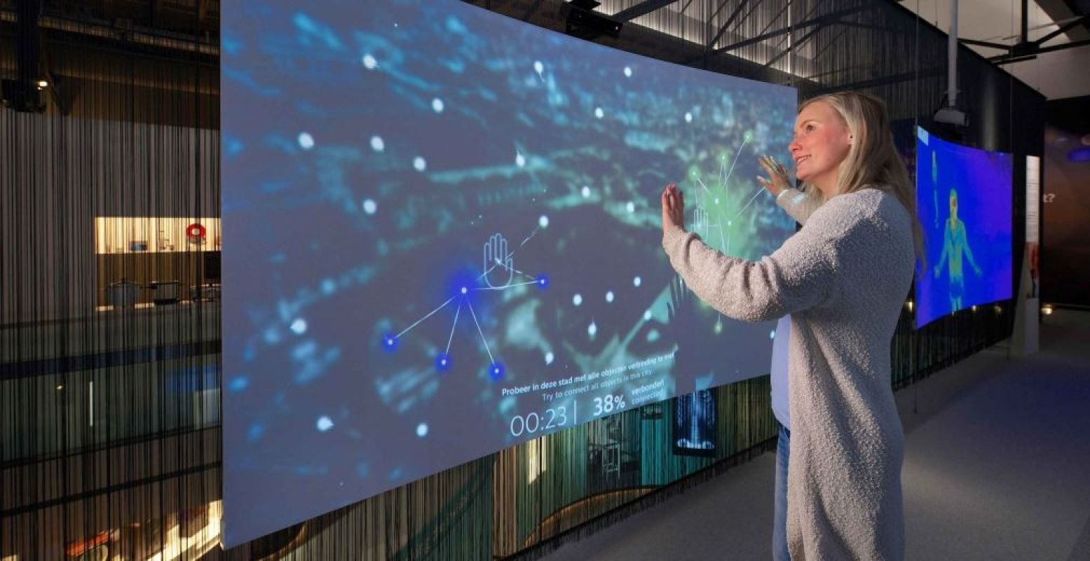 Verbind alle punten met je handen bij de Innovation and you Experience. Foto: Philips Museum