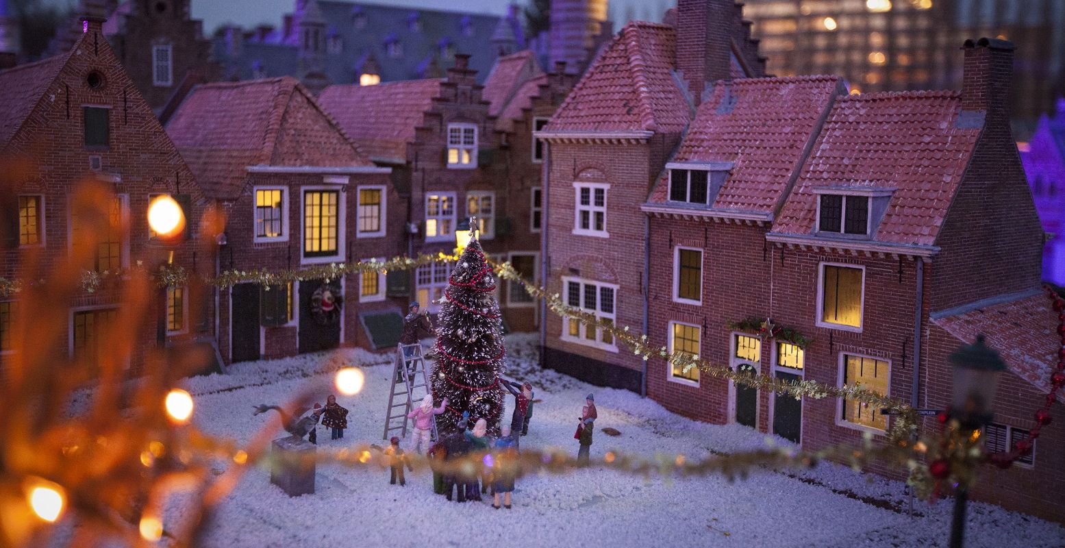 De Madurodammertjes maken het gezellig tijdens de Winterweken in Madurodam. Foto: Madurodam