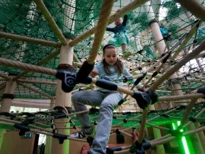 Klimmen door de DinoDome. Foto: GaiaZOO.
