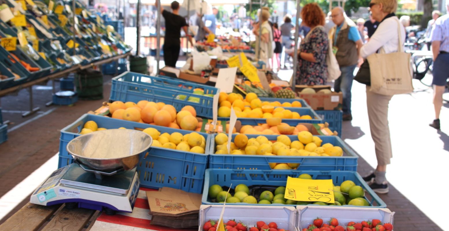 Trakteer jezelf op iets lekkers van de markt. Foto: DagjeWeg.NL, Coby Boschma.