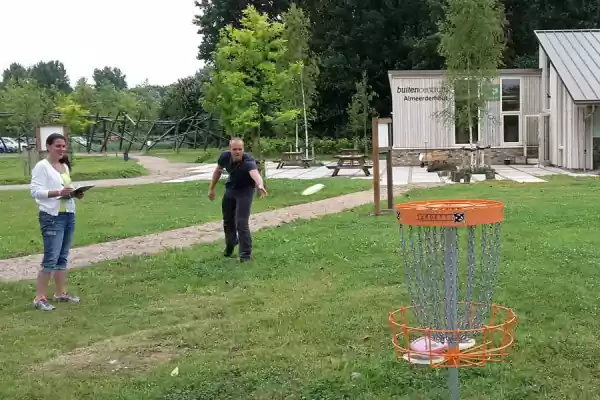 Mensen spelen discgolf in buitencentrum almeerderhout | Foto geüpload door gebruiker Staatsbosbeheer. Mensen spelen discgolf in buitencentrum almeerderhout | Foto geüpload door gebruiker Staatsbosbeheer.