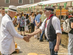 Uiteraard wordt alles verhandeld via de welbekende 'handjeklap'. Foto: VVV Woerden © Harald Lakerveld Uiteraard wordt alles verhandeld via de welbekende 'handjeklap'. Foto: VVV Woerden © Harald Lakerveld