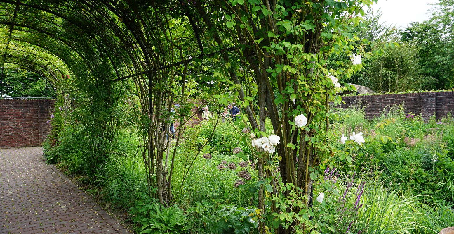 De Dream Garden van kunstschilder en tuinontwerper Ton van der Linden en beeldend kunstenaar/fotograaf Gert Tabak. Foto: DagjeWeg.NL © Tonny van Oosten